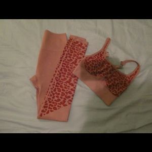 🧁blush colored FABLETICS 2-piece workout set XS